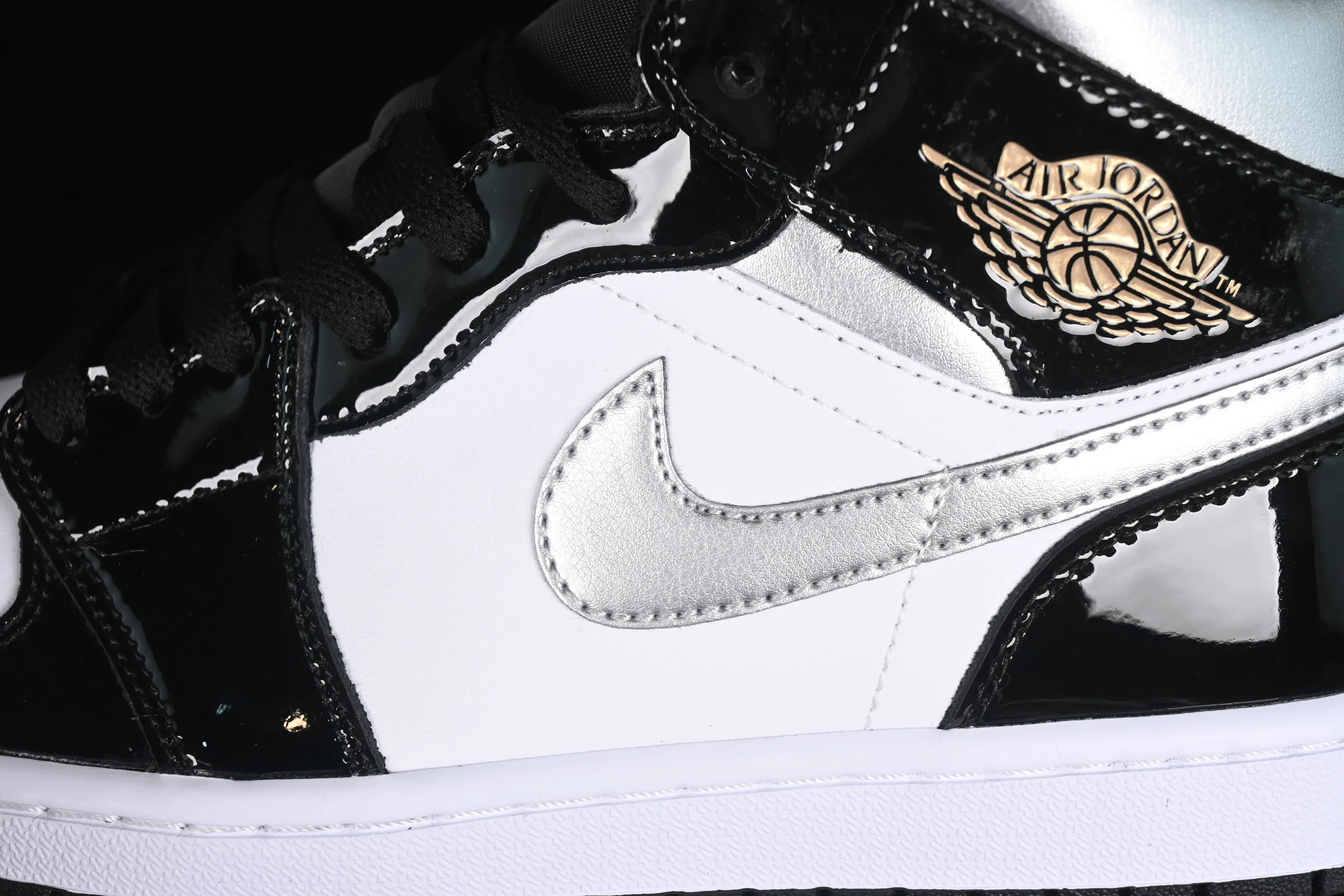 All categories Air Jordan Jordan series basketball shoes Air Jordan 1 Mid Air Jordan 1 Mid AJ1 Joe 1 white, black and silver color Zhongbang basketball shoes HV0789-010